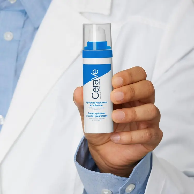 CeraVe Hidratantni serum s hijaluronskom kiselinom od 30 ml sa pumpicom