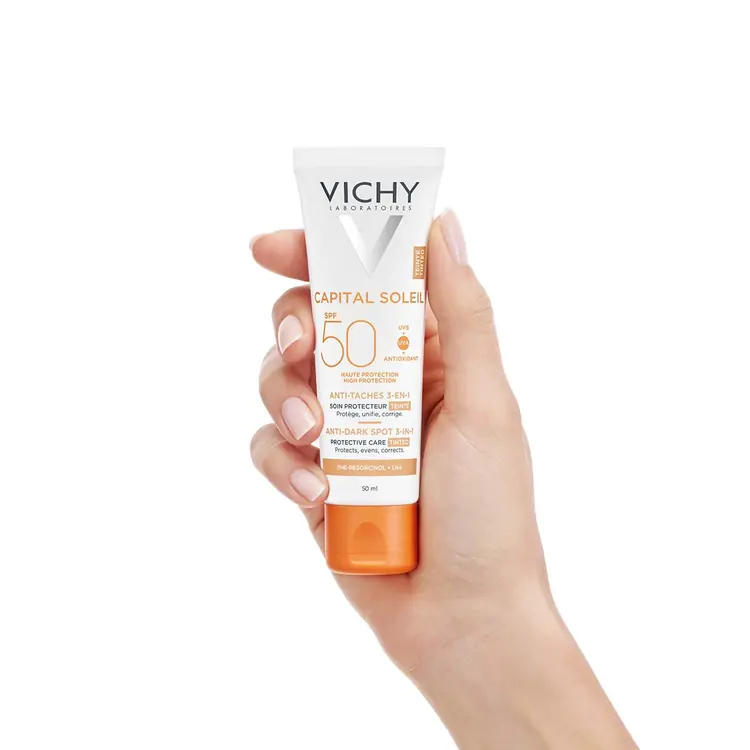 Vichy Capital Soleil Obojena zaštitna krema 3 u 1  protiv tamnih mrlja SPF50 50 ml
