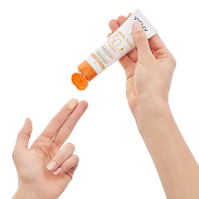 Vichy Capital Soleil Obojena zaštitna krema 3 u 1  protiv tamnih mrlja SPF50 50 ml
